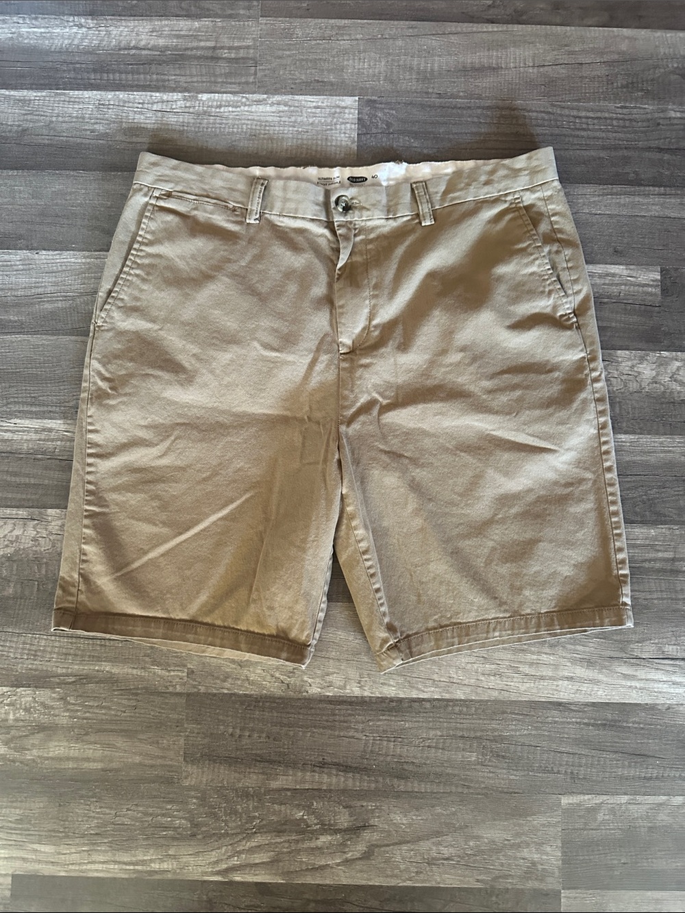 Men’s Old Navy Khaki Flat Front Ultimate Slim Shorts in waist size 40